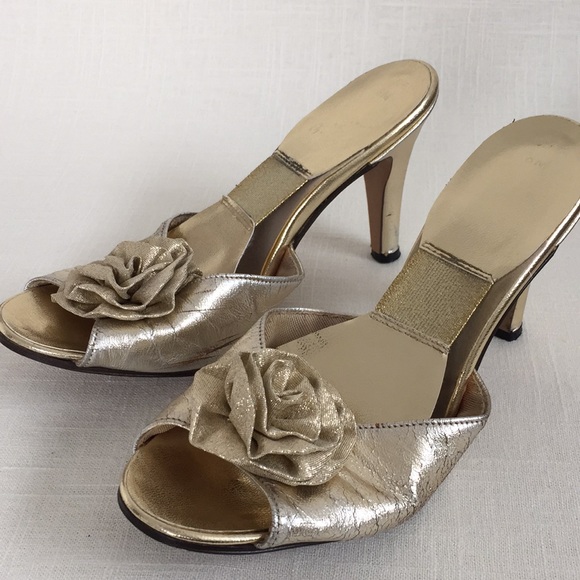 VINTAGE Gold Rosette Spring-o-later Style Heels - Picture 8 of 8